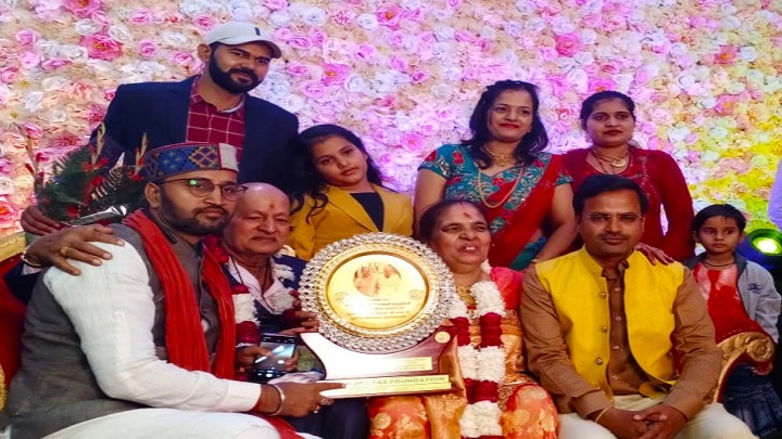 19 नवंबर 2019 को हरियाणा के हिसार में श्रीमान ओमप्रकाश जी और श्रीमती रामदुलारी जी के 50 वीं वैवाहिक वर्षगाठ व् आदर्श पारिवारिक व्यवस्था बनाये रखने की Nutan Prayas की तरफ से हार्दिक मंगलमय शुभकामनाएं व् दोनों आदरणीय व्यक्तित्व को फाउंडेशन की तरफ से स्मृति चिंह द्वारा सम्मान - gallery